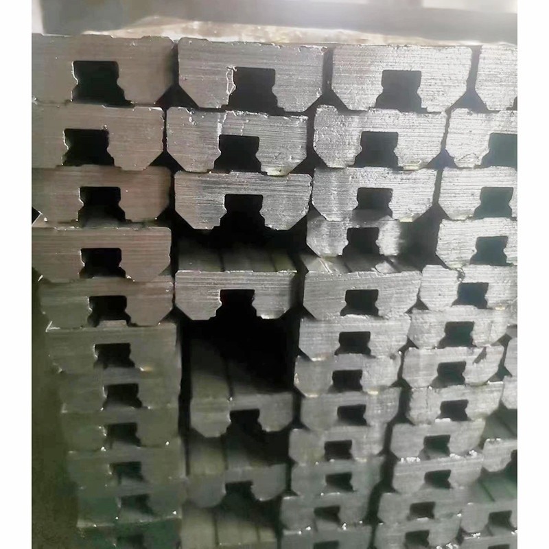 冷拉異型鋼的制作工藝不僅提高了材料的強度和穩(wěn)定性還賦予了冷拉異型鋼優(yōu)良的表面光潔度和美觀的外觀